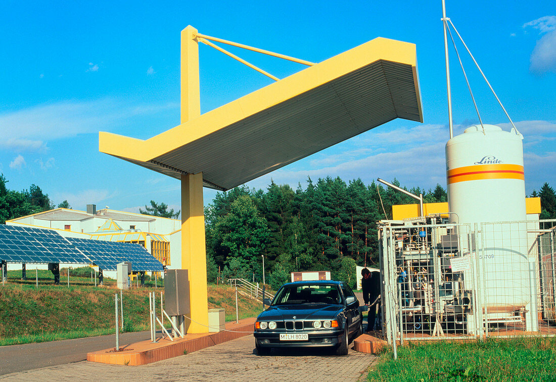 Liquid hydrogen filling station with car