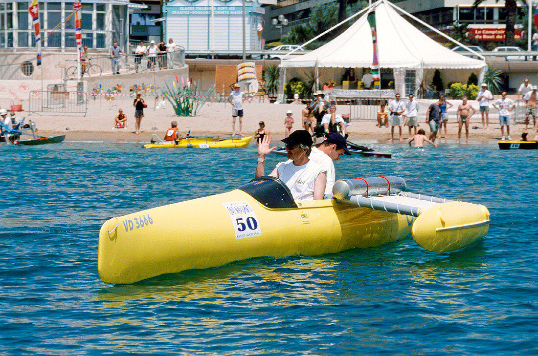 Fuel cell-powered sea canoe