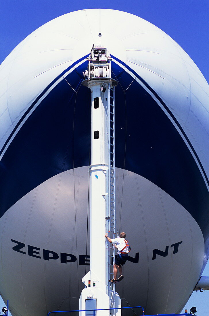 Mooring a Zeppelin NT