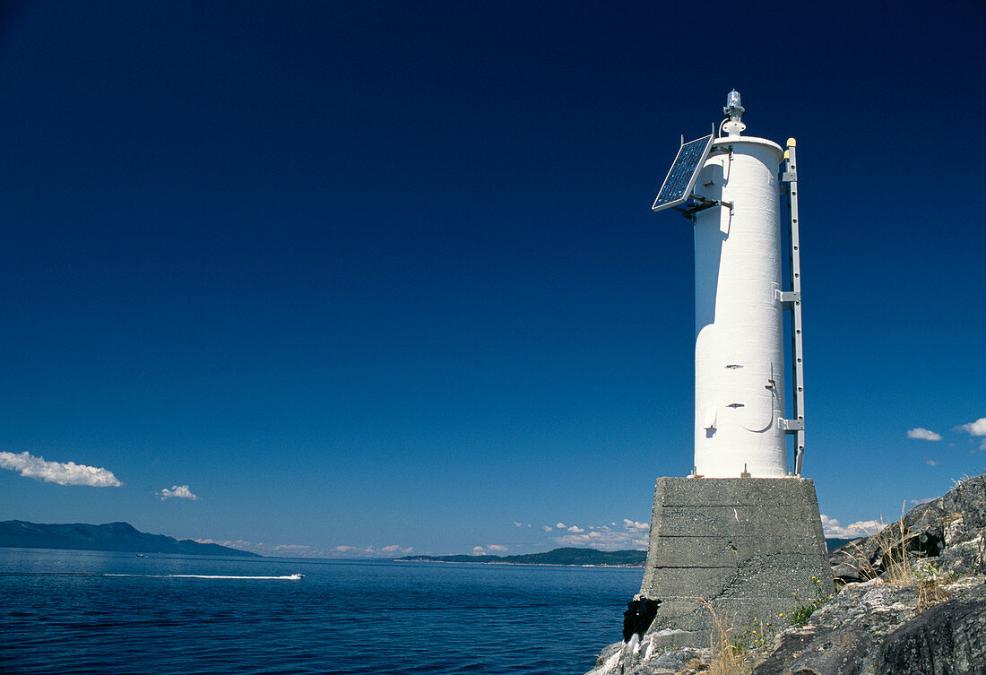 Solar-powered lightstation