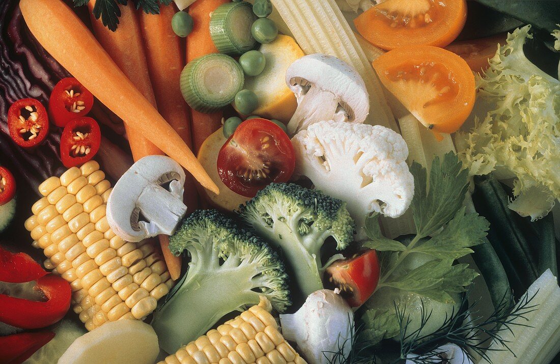 Rohkoststilleben: Brokkoli,Tomaten,Karotten,Champignons etc.