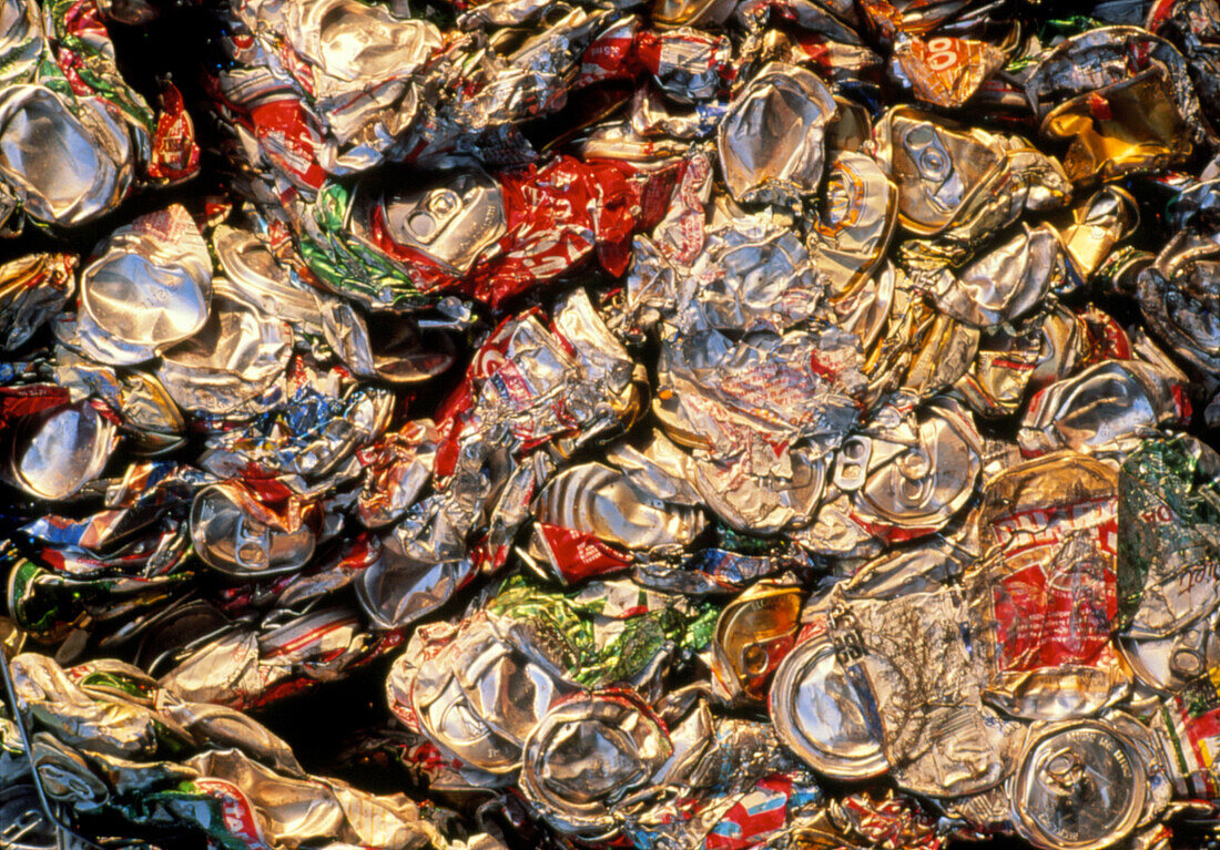 Compacted aluminium cans for recycling