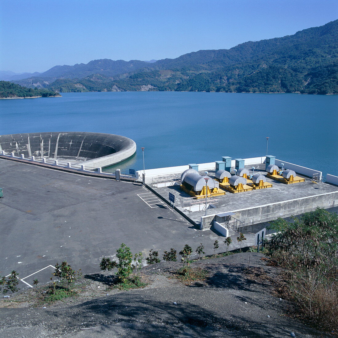 Water reservoir and dam