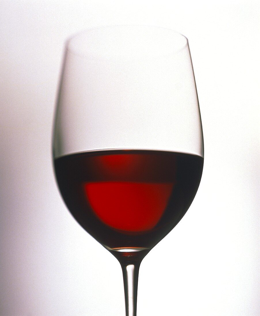Das klassische Bordeauxglas sollte etwa zu ein Drittel gefüllt werden