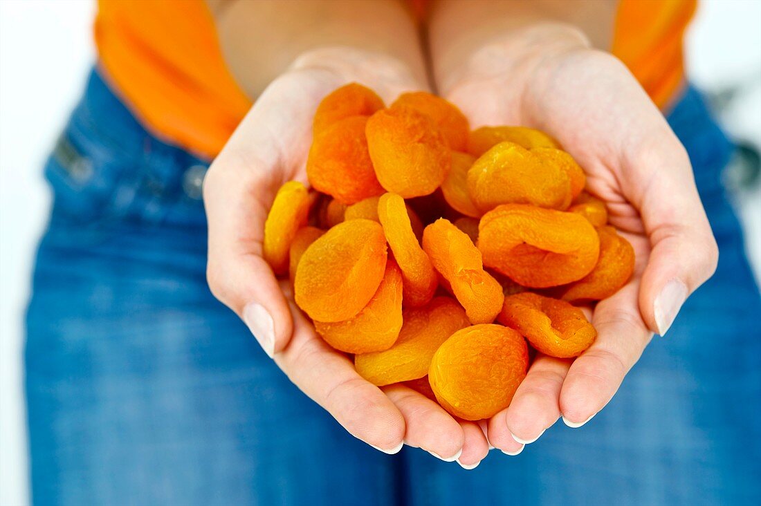 Handful of dried apricots