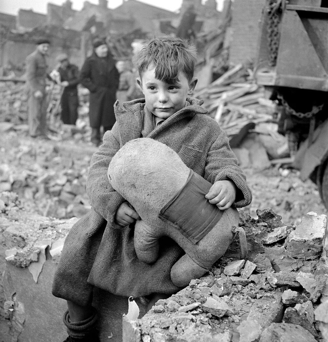 Child during London bombing,1945