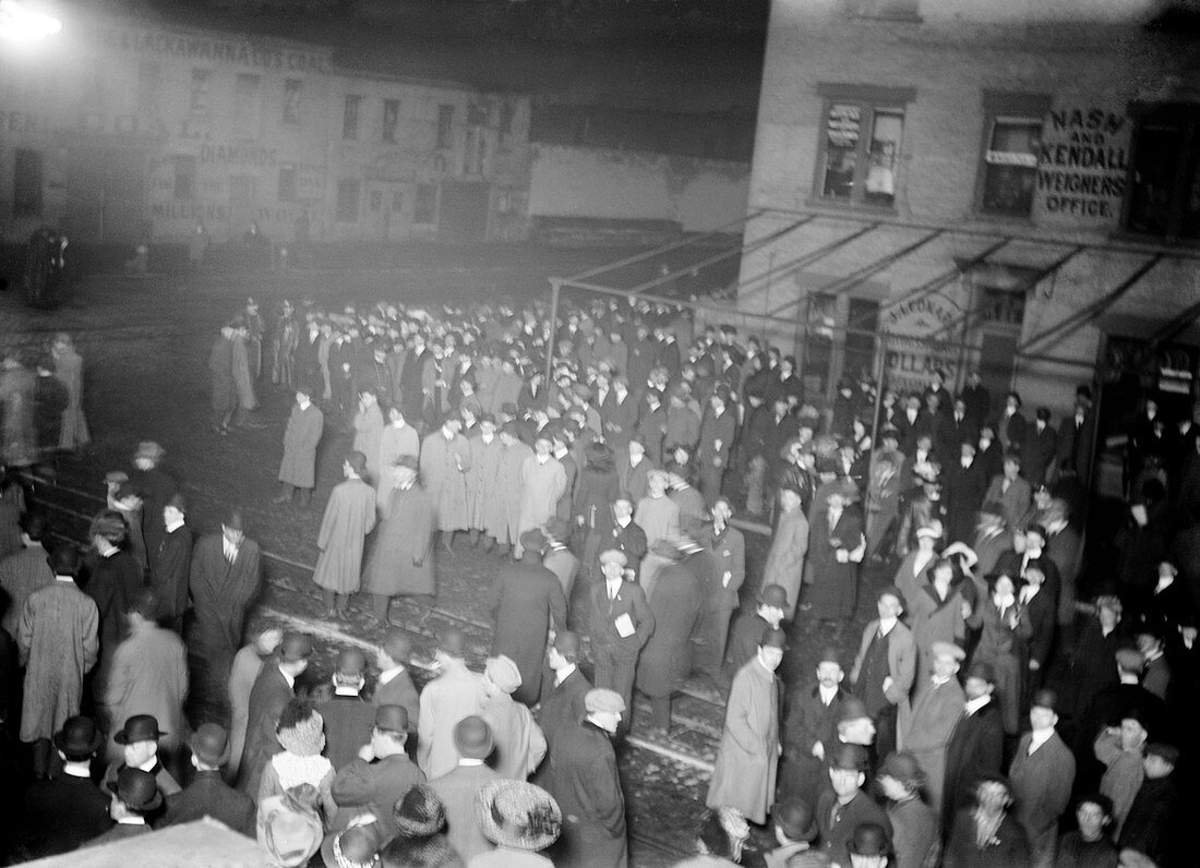 Crowds awaiting Titanic survivors