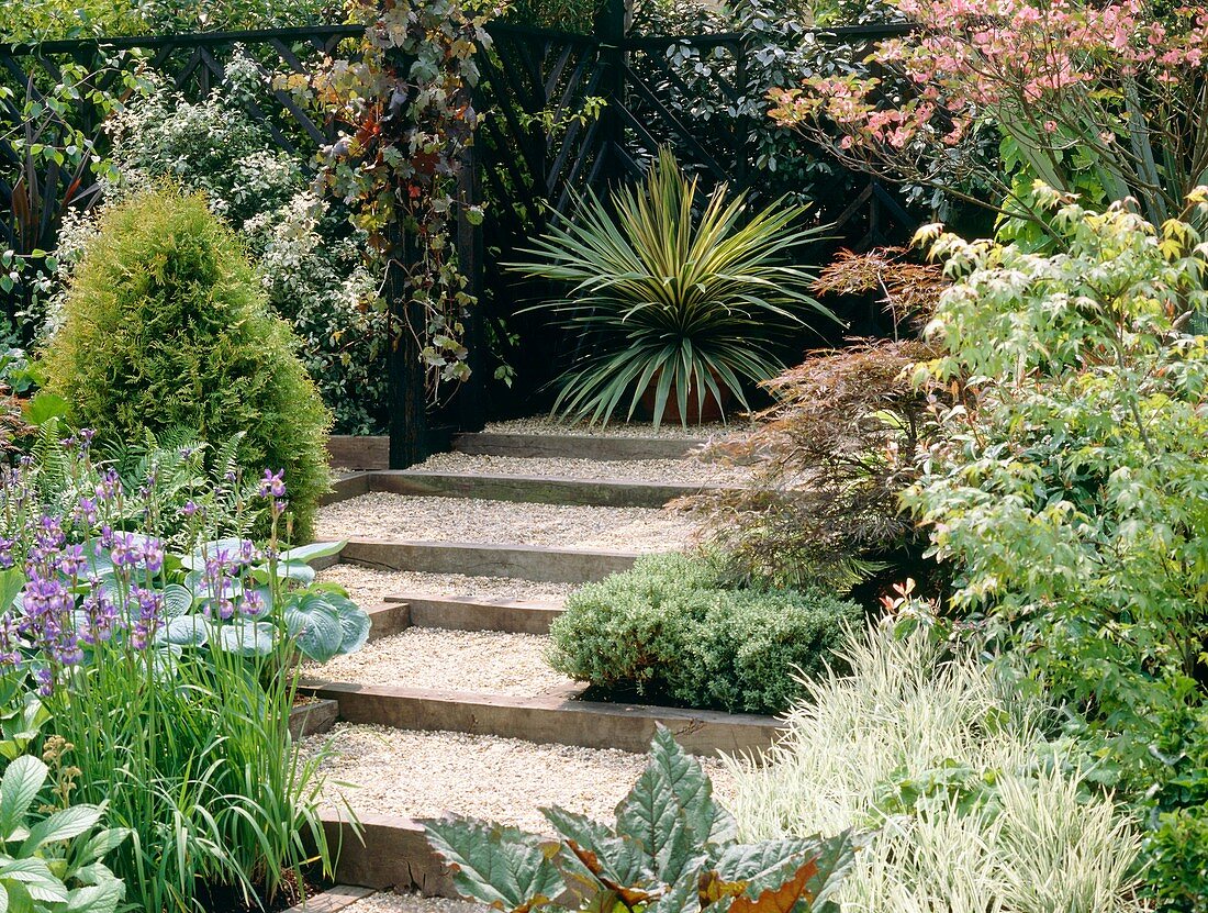 Show garden with steps and gravel