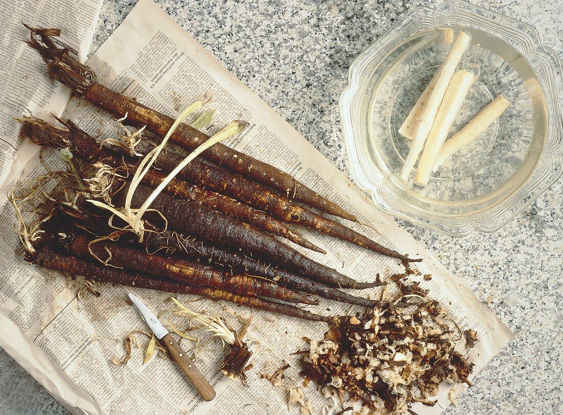 Gewaschene Schwarzwurzeln und geschälte, geschnittene