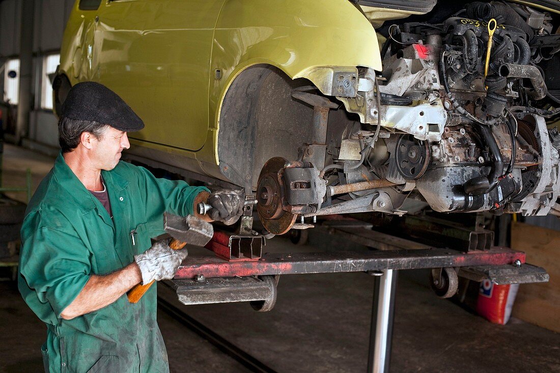 Vehicle recycling centre