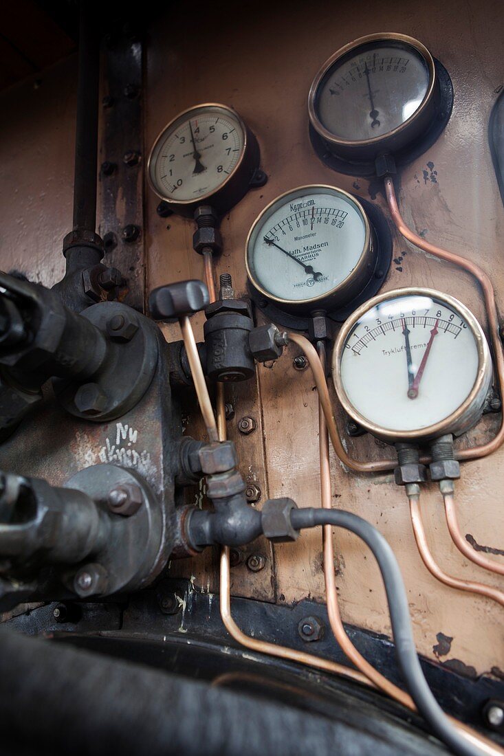 Steam locomotive gauges