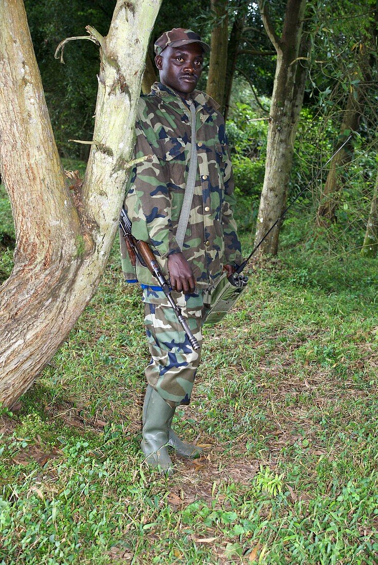 Rwandan soldier protects the Gorilla