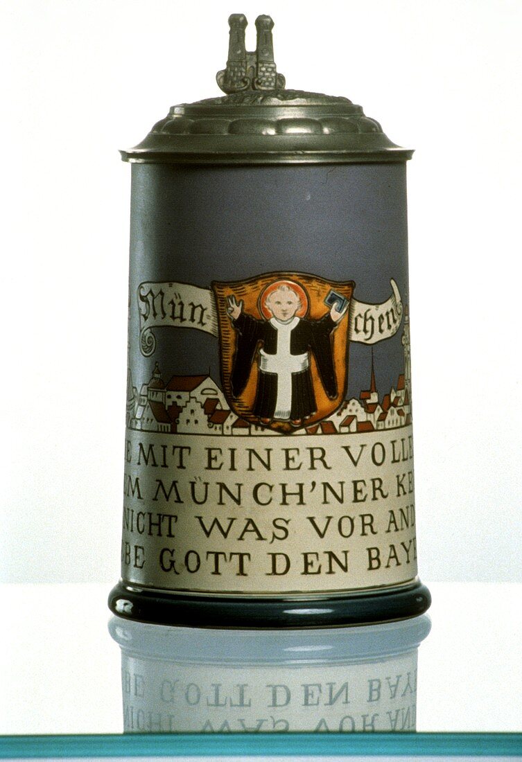 Bierkrug mit Münchner-Kindl-Motiv aus Feinsteinzeug von 1909