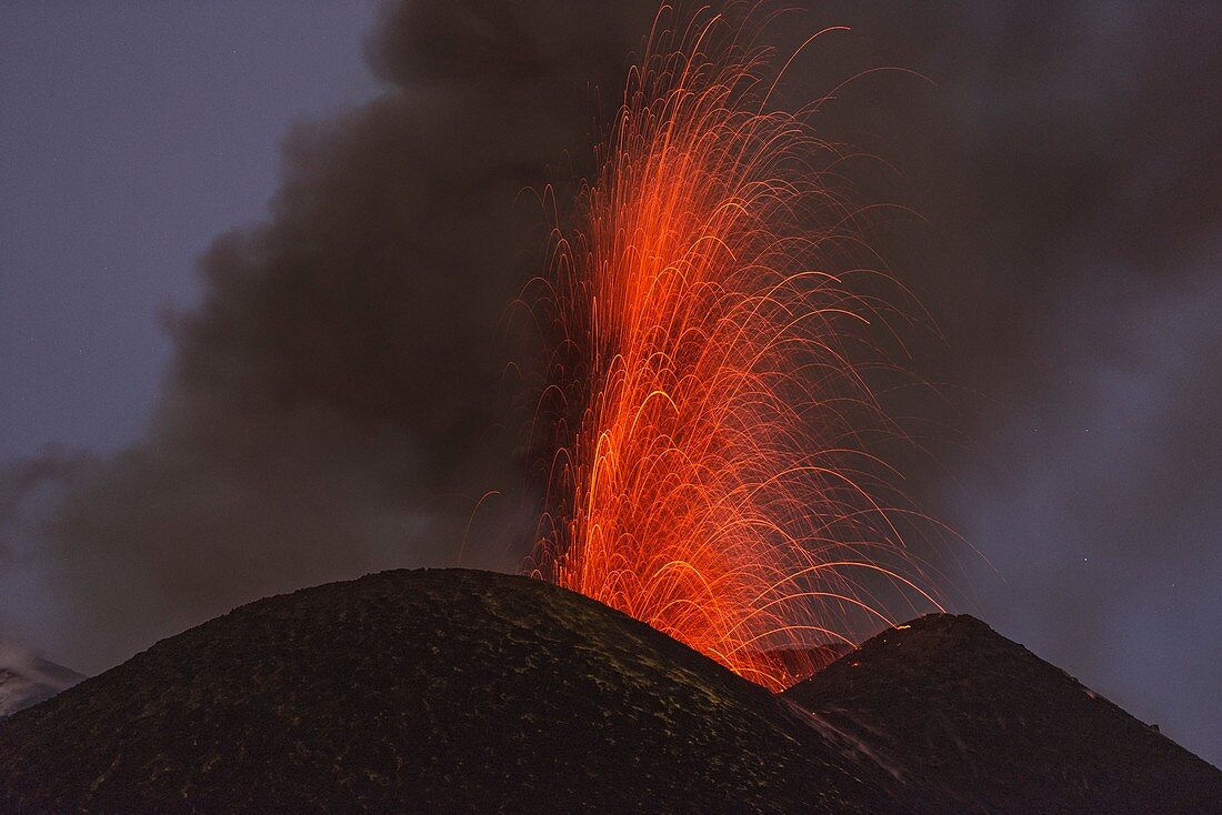 Mount Etna erupting at night,2012