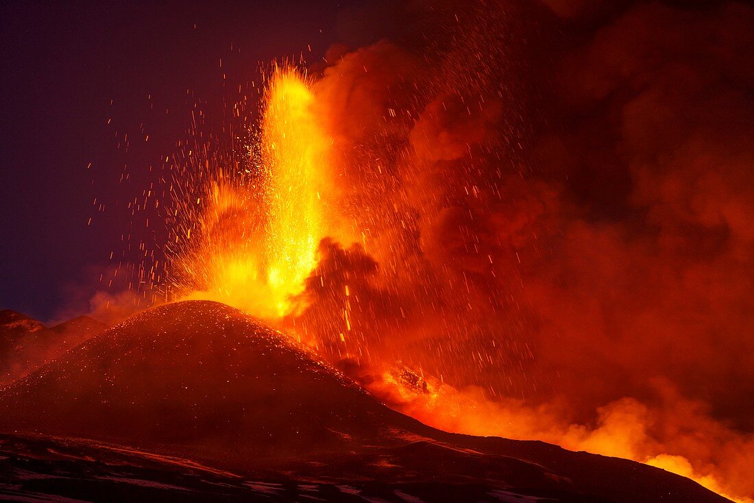 Mount Etna erupting at night,2012