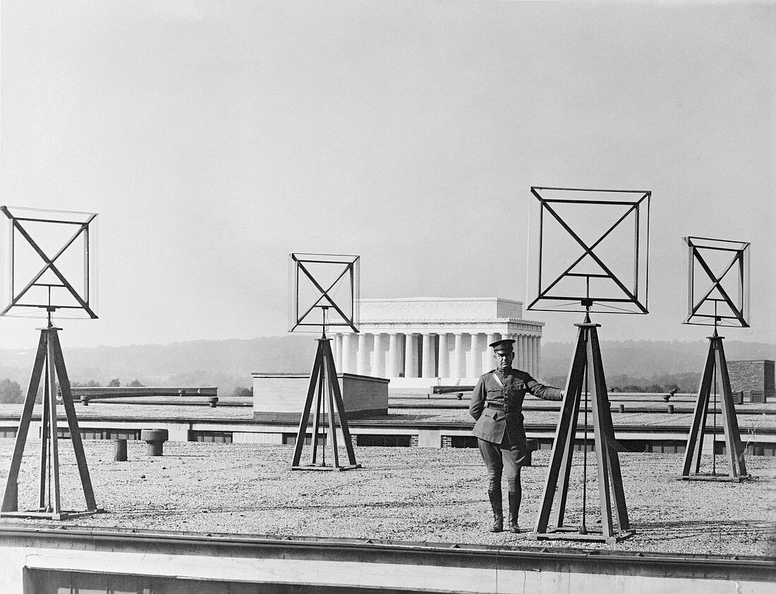 Army rooftop radio antennas,1924