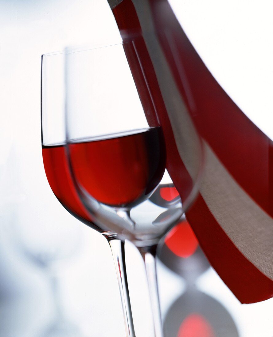 Symbolbild für Wein aus Österreich in den Farben rot-weiß-rot