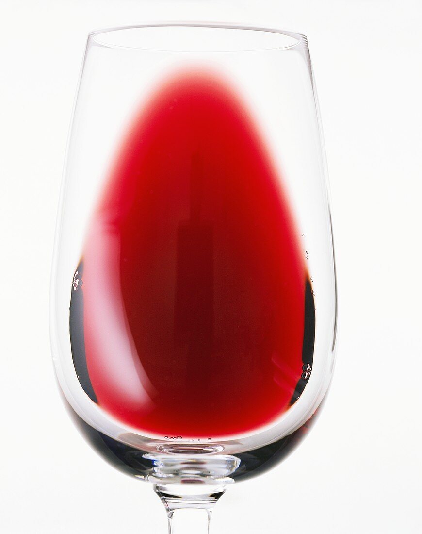 Junger Rotwein zeigt beim Schwenken im Glas keinen Braunton