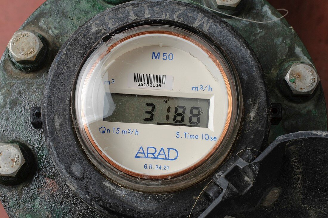Water flow meter with digital display