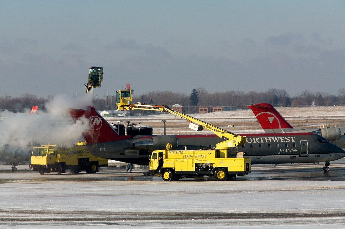 Airplane de-icing