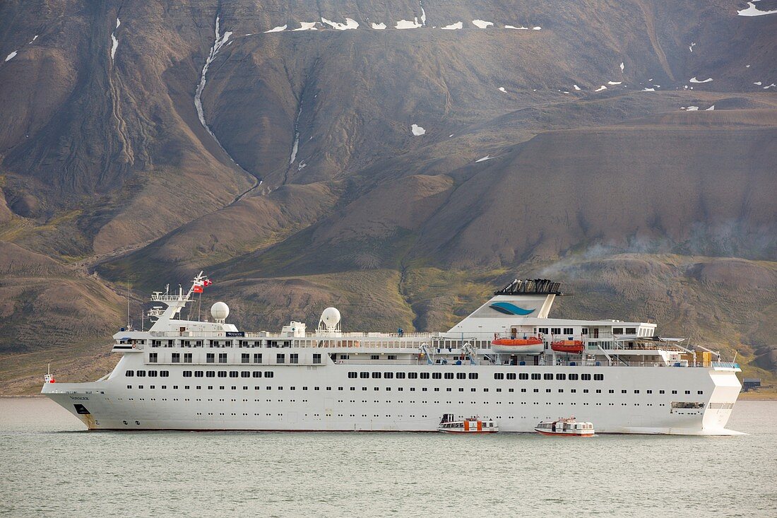 A massive cruise ship in Longyearbyen