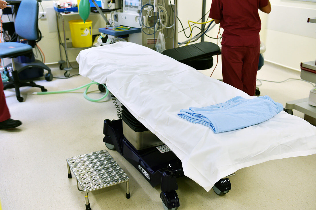 Hospital surgery bed