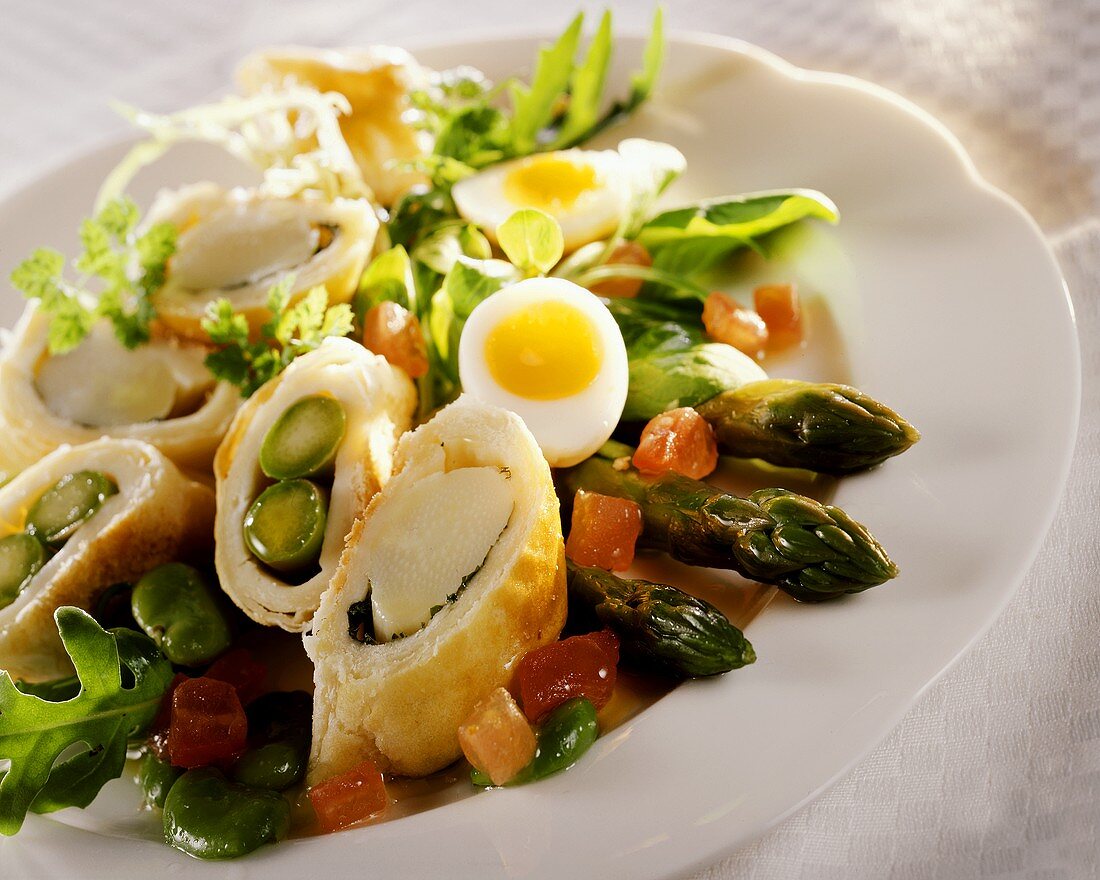 Spargel im Blätterteig auf Salat