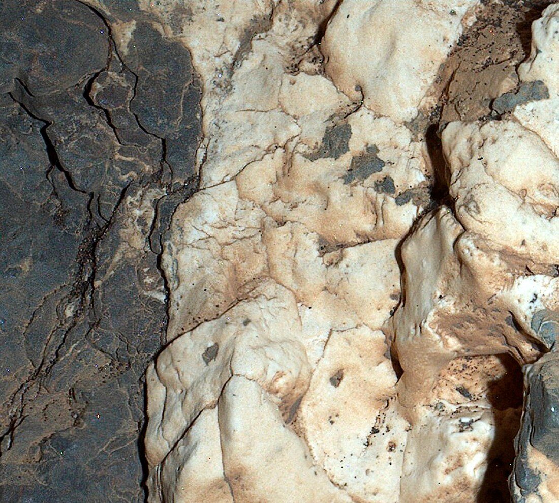 Mineral veins on Mars,Curiosity image