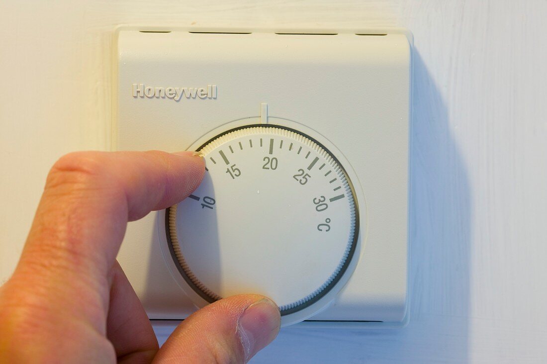 Setting the central heating thermostat