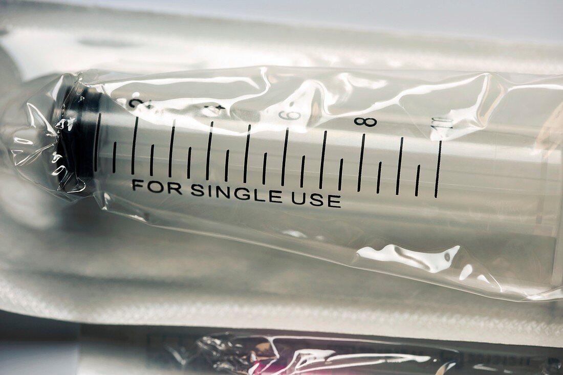 Disposable single-use syringe