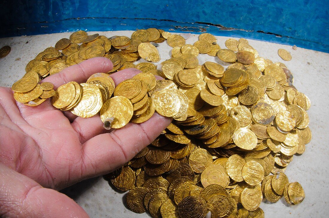 A stash of 2000 ancient gold coins