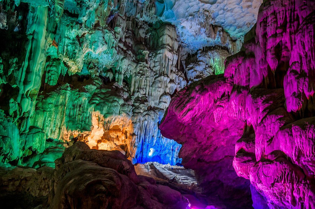 Vietnam Hang Dau Go stalagmites cave