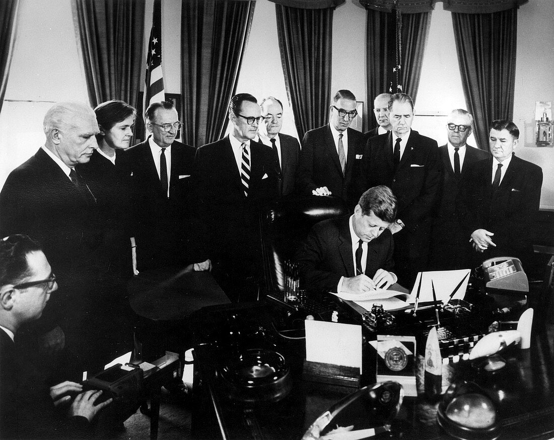 Kennedy signing the 1962 Drug Amendments