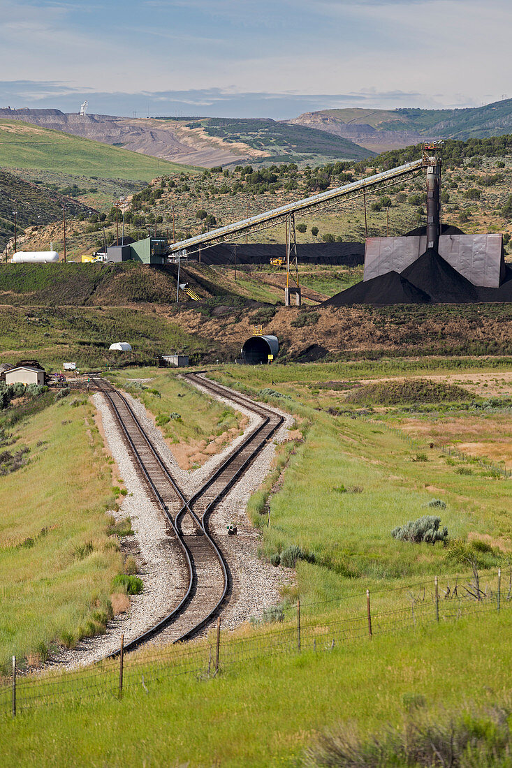 Coal mine rail-loading facility