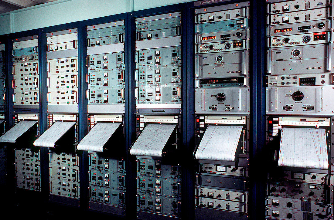 Caesium beam atomic clocks,1984