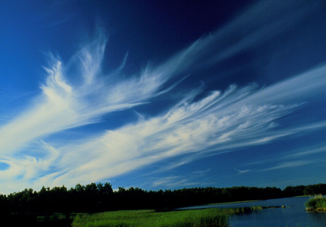 Plumes of cirrus cloud in a jetstream