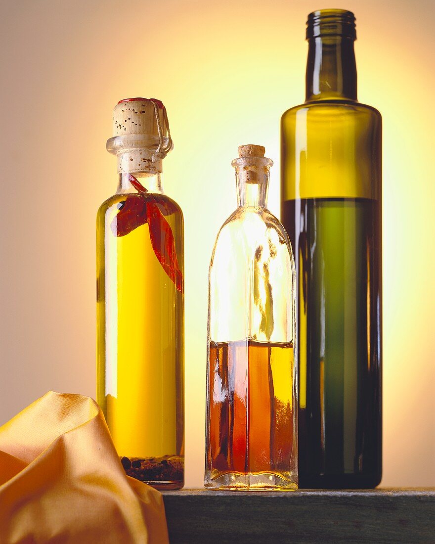 Drei verschiedene Flaschen mit Olivenöl