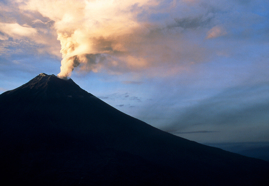 Tunguragua volcano