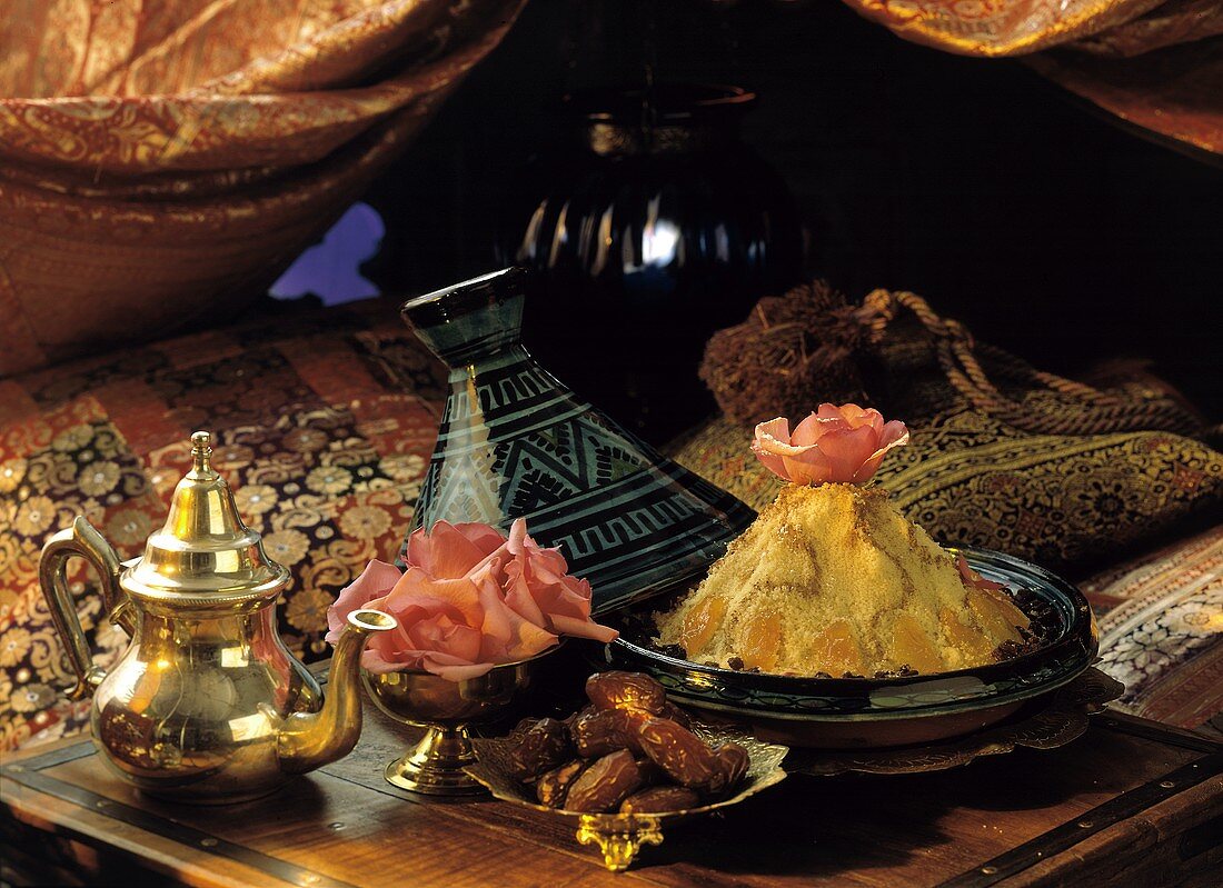 Marokkanisches Stillleben mit süssem Couscous, Datteln u.a.