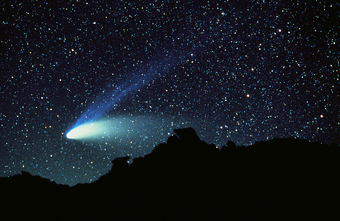Optical image of comet Hale-Bopp near horizon