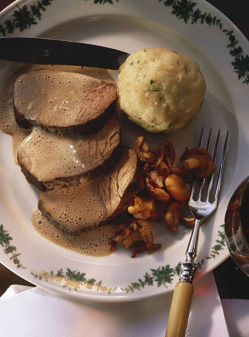 Hirschbraten mit Kloß & Pfifferlingen