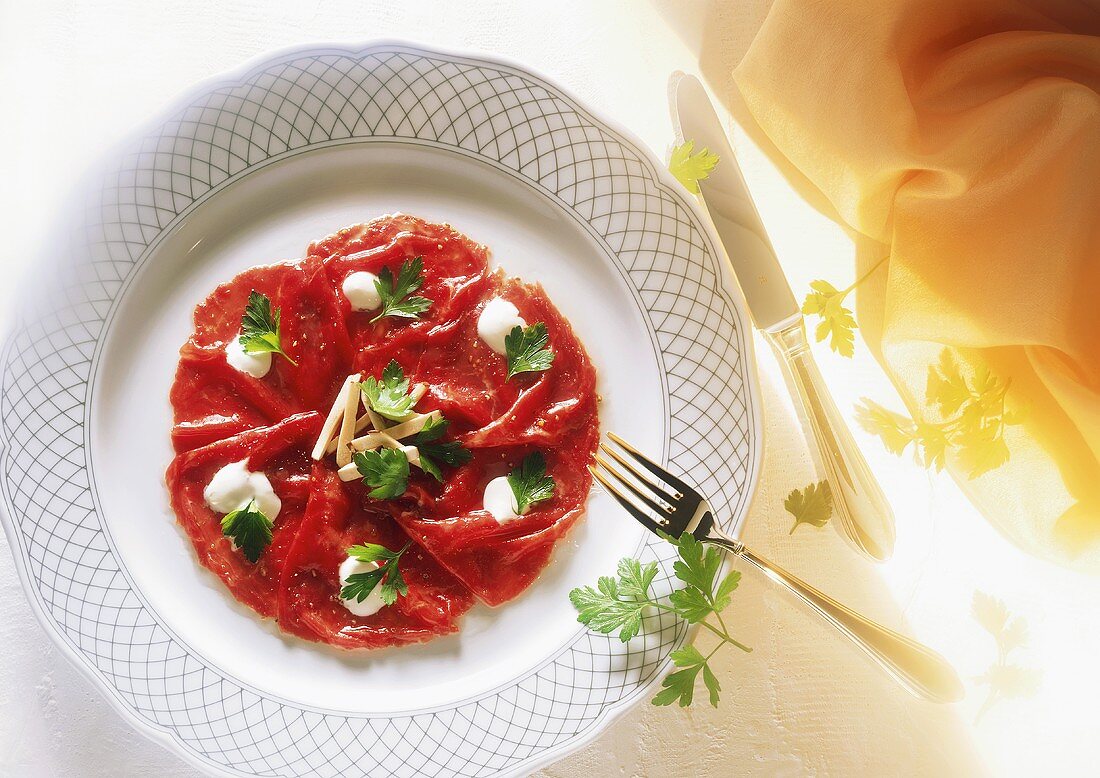 Rindercarpaccio mit Steinpilzjulienne & Petersilie