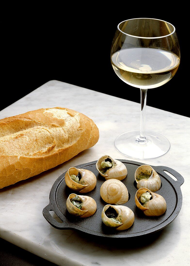 Schnecken mit Kräuterbutter in gußeiserner Schneckenpfanne