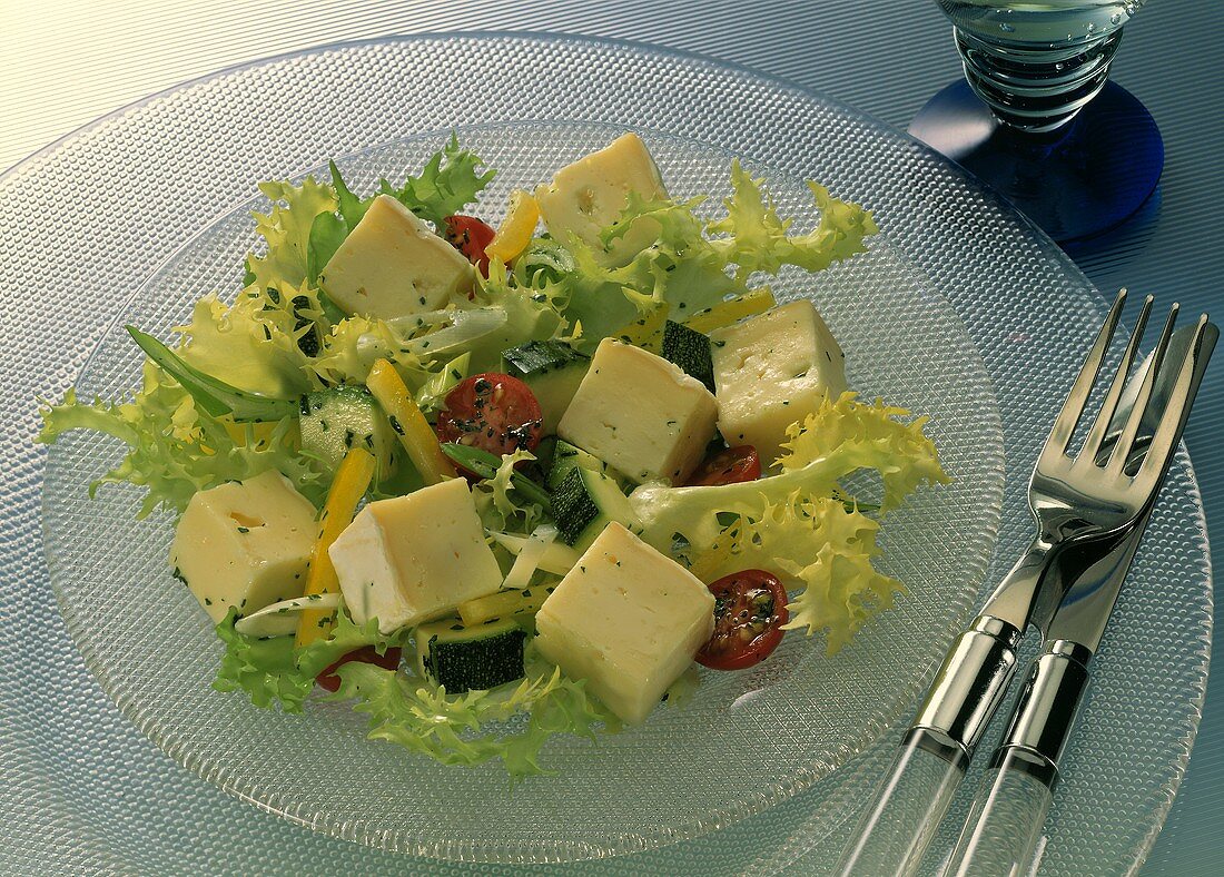 Gemischter Salat mit Käsewürfeln (Brie), Friseeblättern