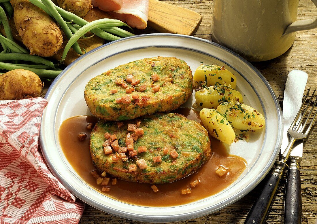 Zwei Kartoffel-Bohnen-Taler mit Schinkenwürfeln & Kartoffeln