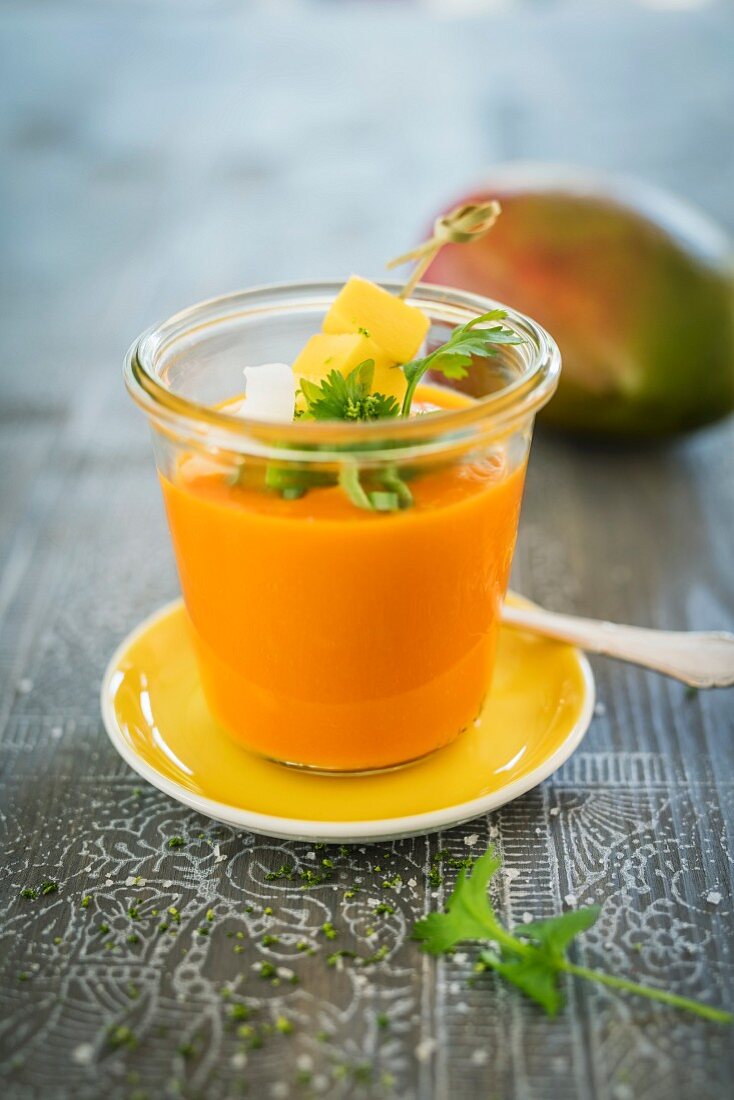 Süsskartoffelsuppe mit Mangospiesschen und Koriander