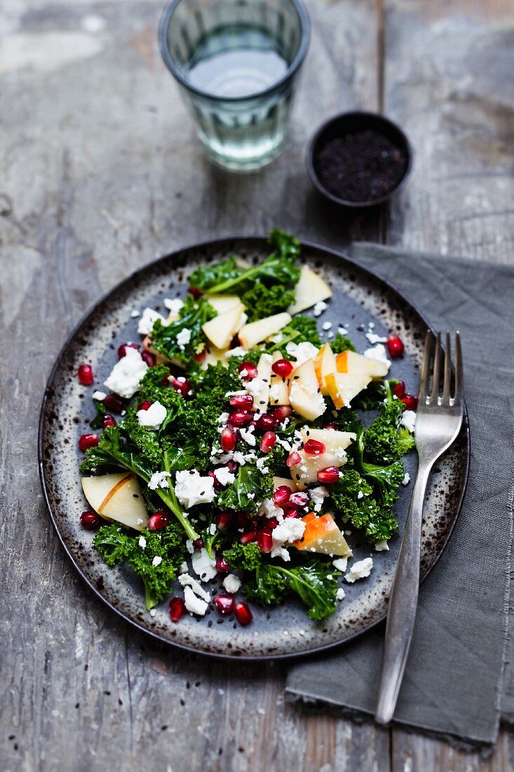 Grünkohlsalat mit Granatapfel, Schafskäse und Apfel