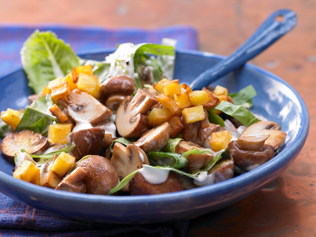 Champignons mit Kartoffelwürfeln und Sauerrahm