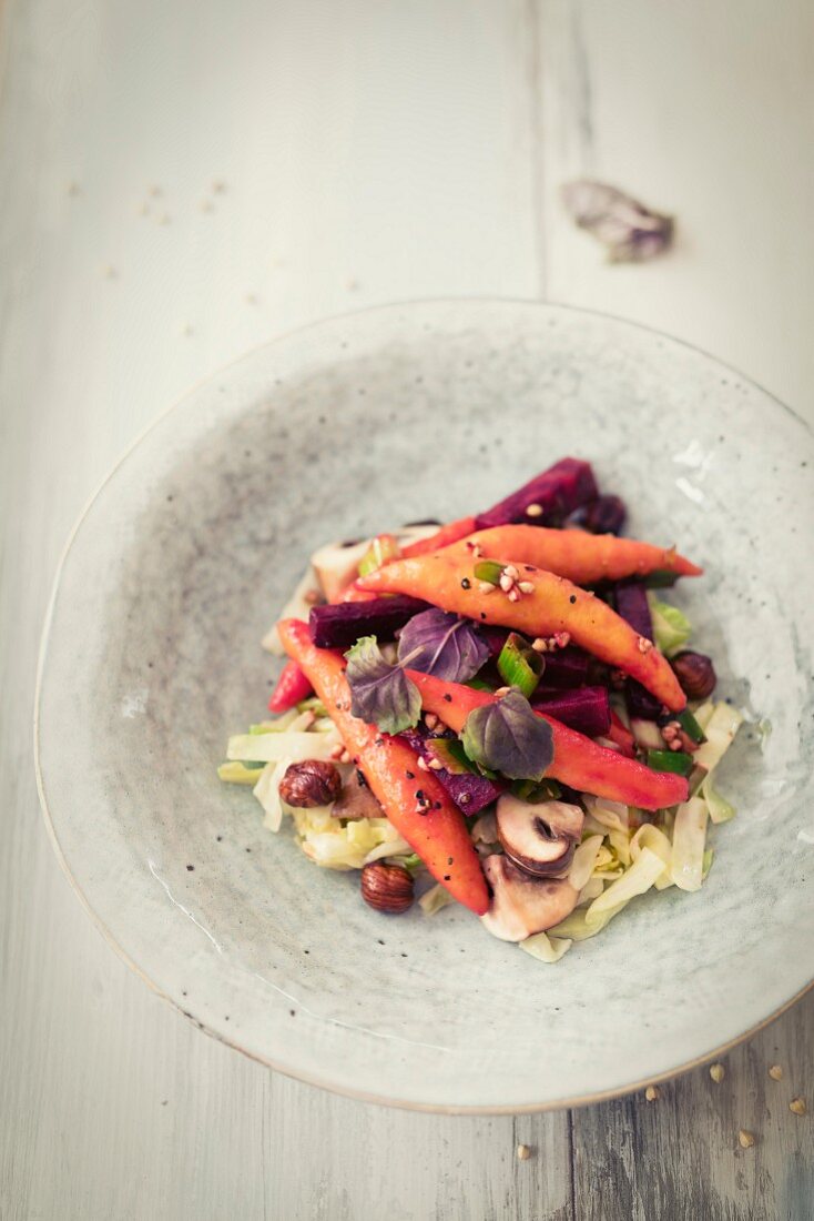 Kürbis-Schupfnudeln mit Roter Bete und Champignons auf Spitzkohl