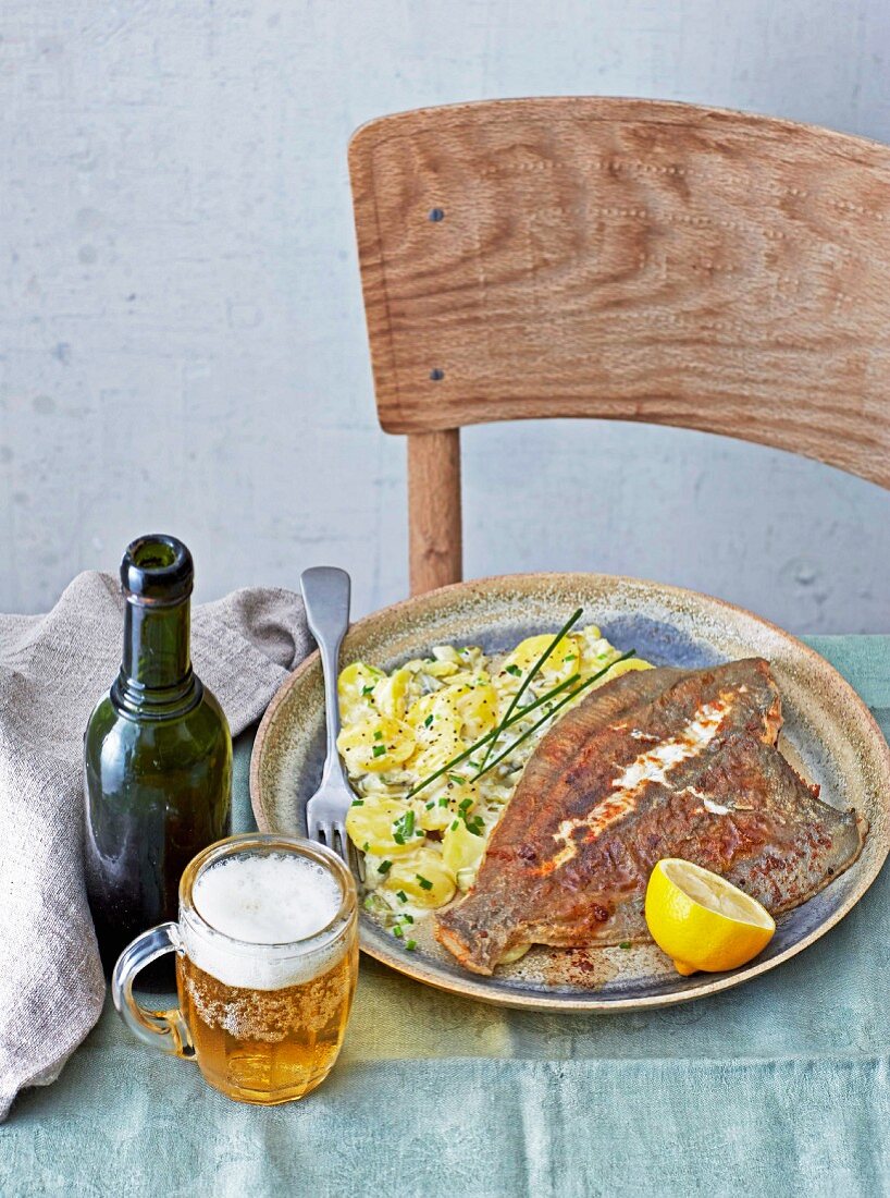 Goldbutt mit Kartoffelsalat dazu Bier